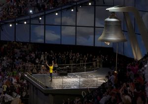 布拉德利·威金斯敲响了重达23吨重的奥运钟，为开幕式揭开序幕