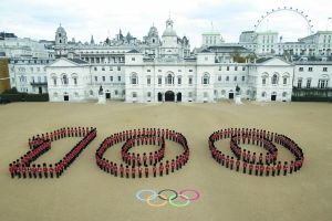 4月16日，260名英国皇家骑兵列队组成数字100的图形，迎接伦敦奥运会倒计时100天