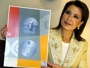詹娜·安切洛帕洛斯·扎斯卡拉基向媒体展示出2004年雅典奥运会的奖牌