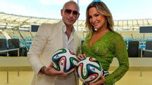 歌手Pitbull和洛佩兹手持足球