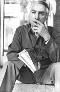 罗兰·巴特，男，1915年生，当代法国思想界的先锋人物、著名文学理论家和评论家。他是将结构主义泛用于文学、文化现象及一般性事物研究的重要代表。
