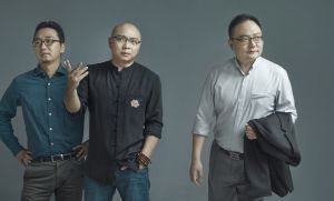 《罗辑思维》制作人申音（左）与“自媒体脱口秀”王凯（中）、罗振宇（右）