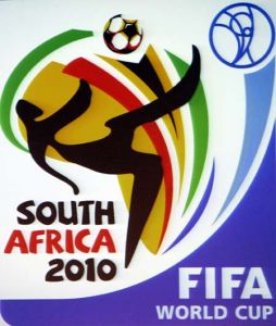 2010南非世界杯标志由非洲地图作为背景，黑黄绿红蓝白，南非国旗的六种颜色。黑人的形象又象两只飞翔的雄鹰，代表非洲足球的崛起