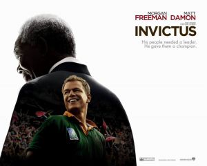 这部影片以南非前总统曼德拉（Nelson Mandela）为主角，讲述1995年橄榄球世界杯的故事。