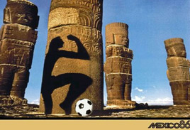 古老的阿兹台克石像与现代足球有机结合。