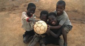图为南非孩子展示南非的足球