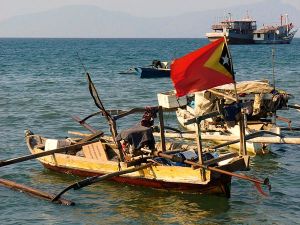 悬挂在渔船上的东帝汶国旗