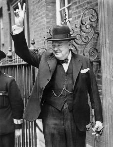 V字手势：图为英国首相丘吉尔。他让这一手势在二战期间开始风靡，并以V字手势代表胜利（Victory）的首字母V，因此又名胜利手势。