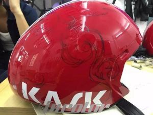 等待重新定制涂装的Kask Bambino头盔