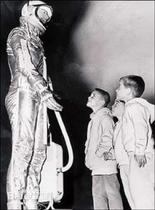儿童参观太空人展示