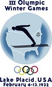 1932年普莱西德湖冬季奥运会的会徽前景是一名跳台滑雪运动员的剪影，背景是标示出普莱希德湖位置的美国地图。