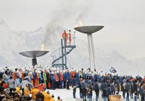 1976年因斯布鲁克冬奥会传递火炬场景