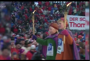 冬奥会开幕式上吉祥物由两个孩子扮演