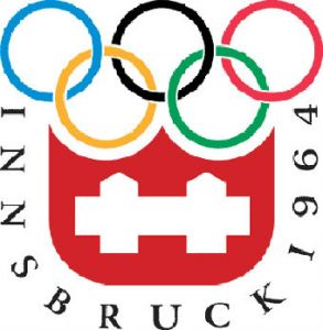 奥运连接新与旧：1964年第九届奥地利因斯布鲁克冬奥会会徽。由奥运五环和因斯布鲁克环抱下的两座桥梁组成，它象征着把因斯布鲁克新老城区相连在奥林匹克旗帜下