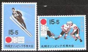 图案分别为跳台滑雪（图左）和冰球（图右）