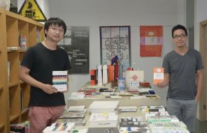 8月26日，方宏章（右）和隋焕臣在工作室中