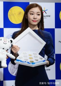 韩国女明星金妍儿展示纪念币