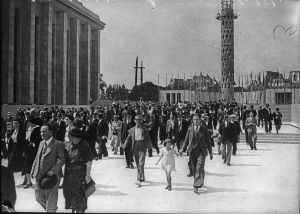 1937年5月24日开幕日，广场上的游客人群