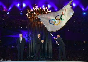 里约市长接过奥运会会旗