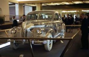 通用汽车在展馆里展出了一辆透明汽车