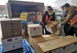工作人员紧张而有序的搬送支援日本的医疗物资。（图片来源：辽宁省人民政府外事办公室）