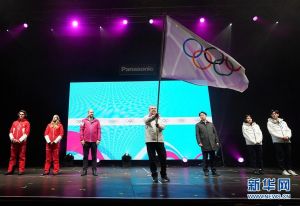 国际奥委会主席巴赫（中）在闭幕式上挥舞奥运五环旗